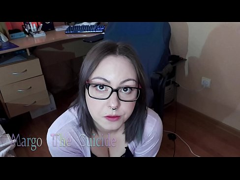 ❤️ Σέξι κορίτσι με γυαλιά πιπιλίζει Dildo βαθιά στην κάμερα ☑ Πόρνο ❤